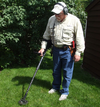 Randy Horton using the CTX 3030 metal detector Randy Horton using the CTX 3030 metal detector